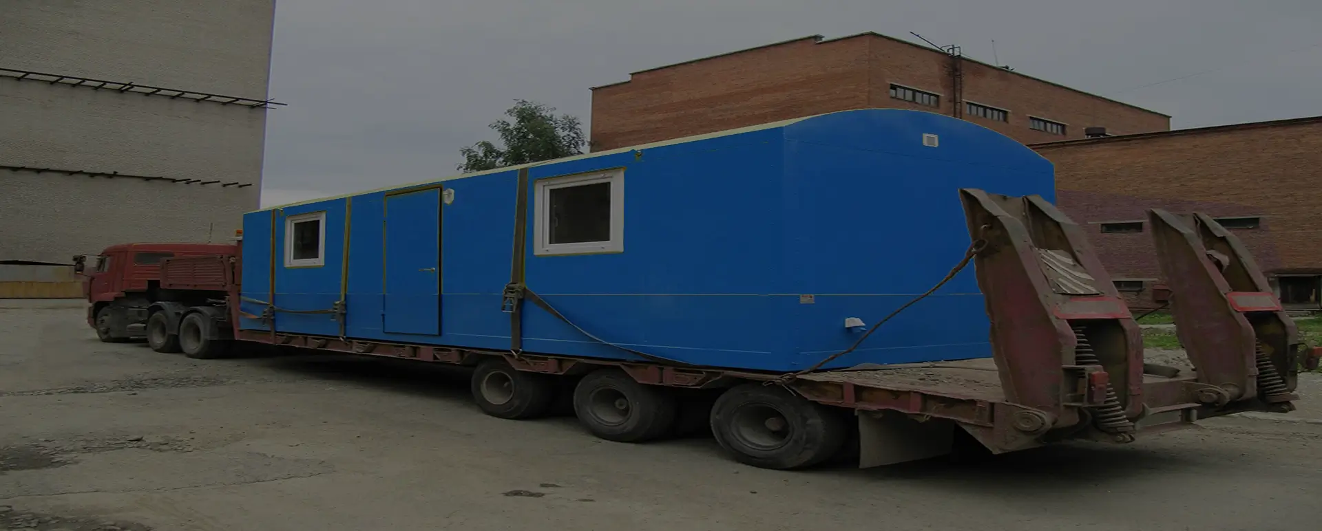 Заказать безопасную и качественную перевозку вагон домов и блок комнат по России из Гирея специализированными низкорамными тралами